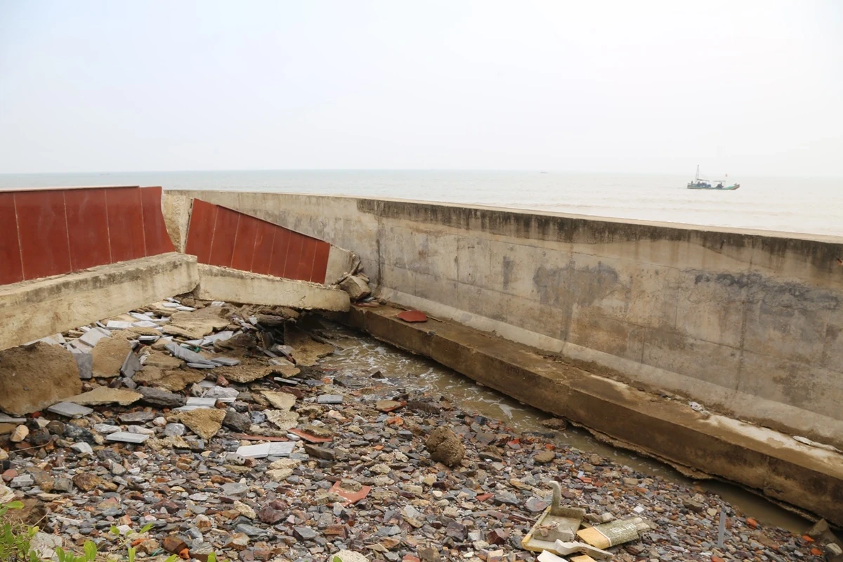 Bờ kè ven biển Hải Tiến sạt lở nghiêm trọng