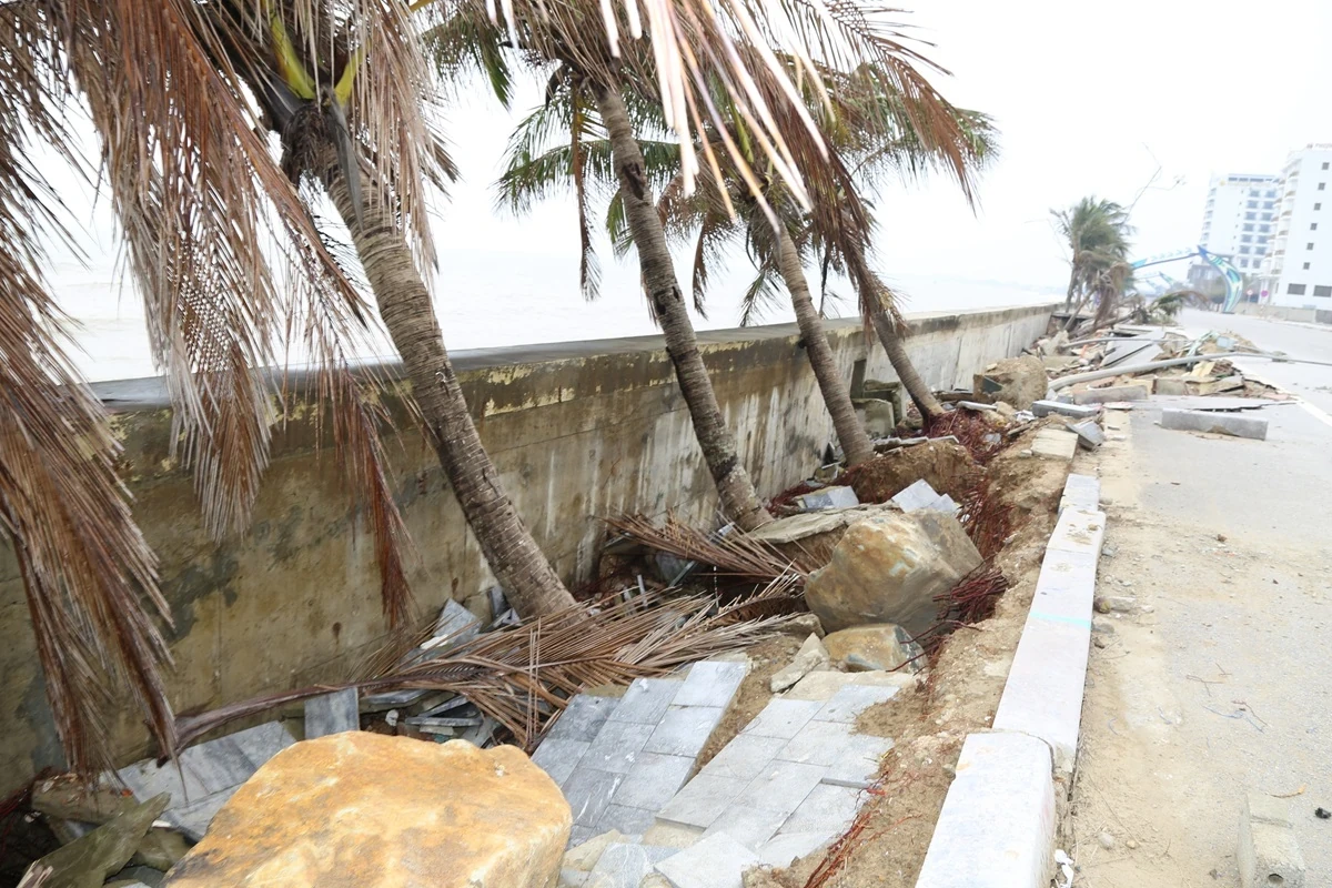 Bờ kè ven biển Hải Tiến sạt lở nghiêm trọng