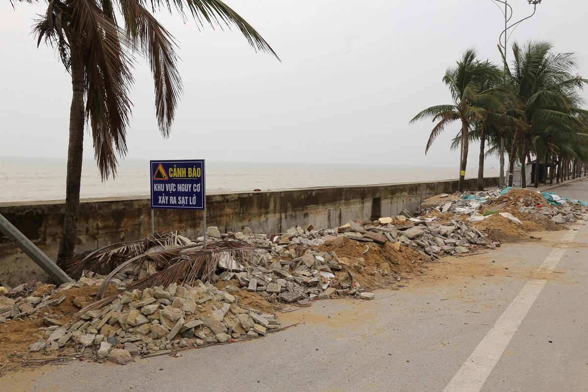 Bờ kè ven biển Hải Tiến sạt lở nghiêm trọng