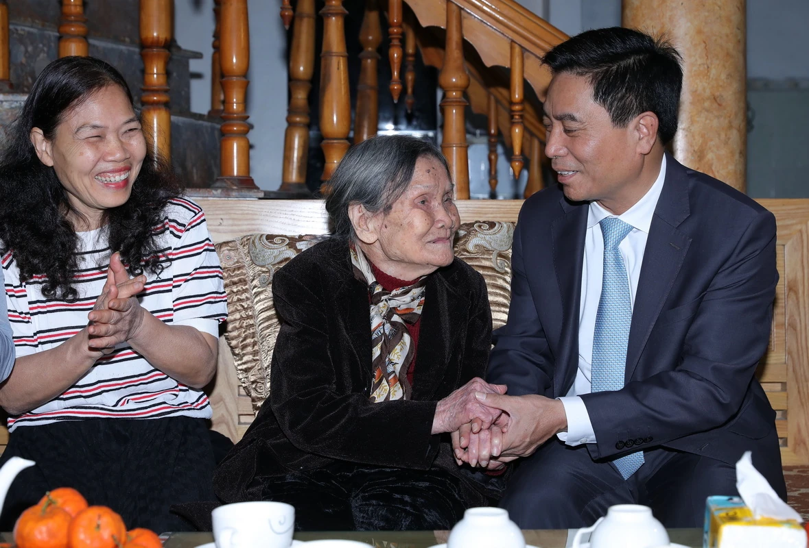 Bí thư Tỉnh ủy Nguyễn Doãn Anh thăm, tặng quà gia đình chính sách; kiểm tra công tác bảo đảm an ninh trật tự dịp Tết Nguyên đán