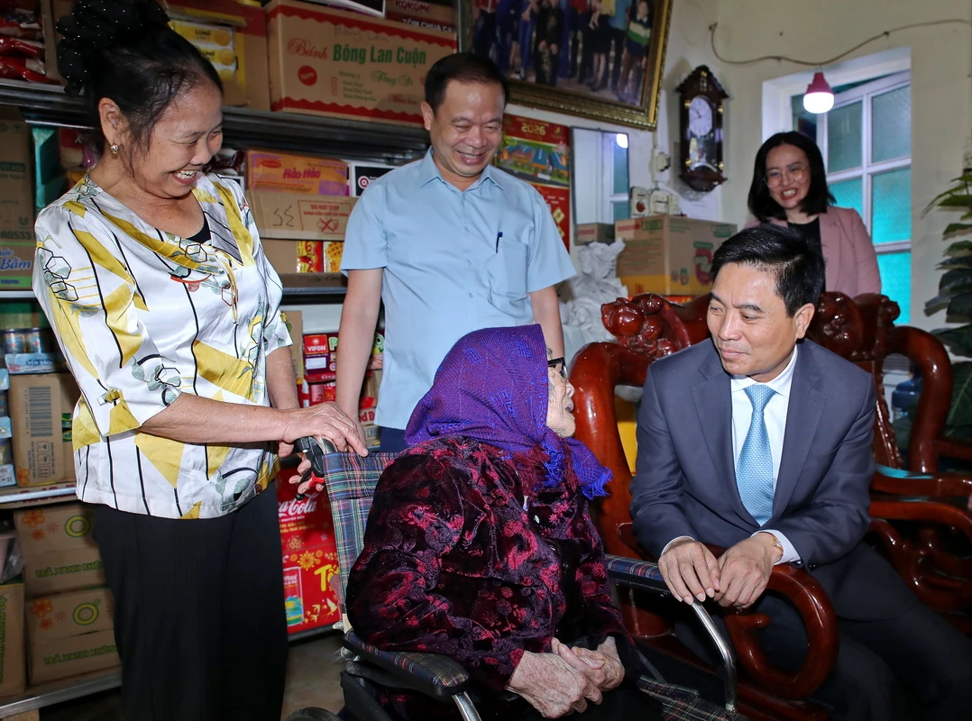 Bí thư Tỉnh ủy Nguyễn Doãn Anh thăm, tặng quà gia đình chính sách; kiểm tra công tác bảo đảm an ninh trật tự dịp Tết Nguyên đán