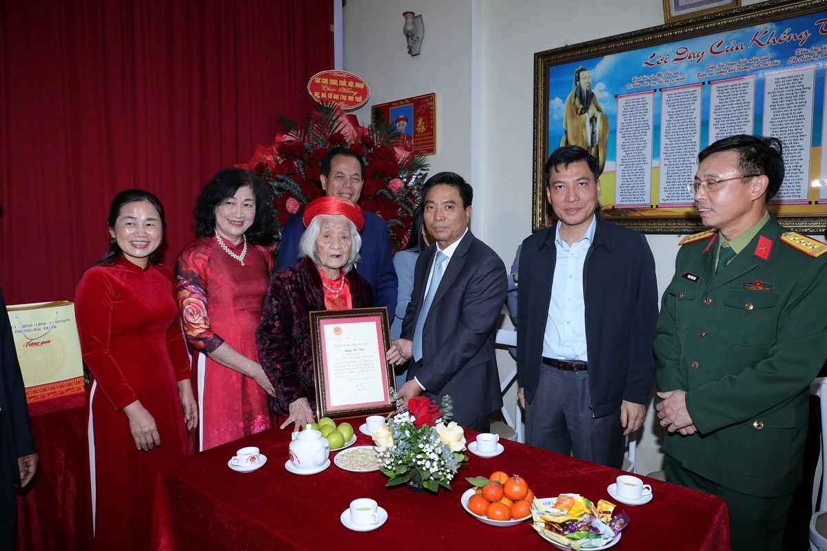 Bí thư Tỉnh ủy Nguyễn Doãn Anh thăm, tặng quà gia đình chính sách; kiểm tra công tác bảo đảm an ninh trật tự dịp Tết Nguyên đán