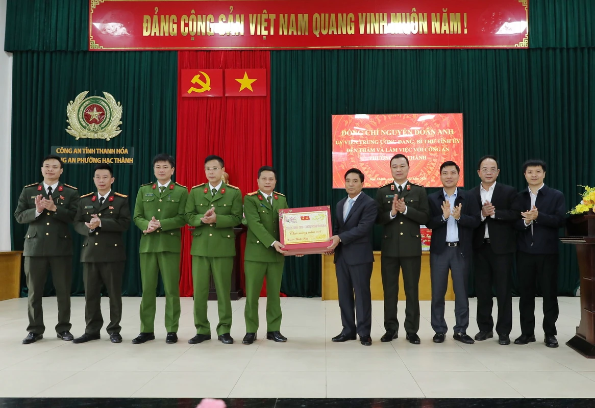 Bí thư Tỉnh ủy Nguyễn Doãn Anh thăm, tặng quà gia đình chính sách; kiểm tra công tác bảo đảm an ninh trật tự dịp Tết Nguyên đán