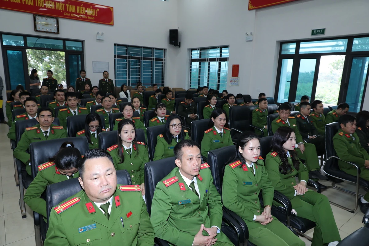 Bí thư Tỉnh ủy Nguyễn Doãn Anh thăm, tặng quà gia đình chính sách; kiểm tra công tác bảo đảm an ninh trật tự dịp Tết Nguyên đán