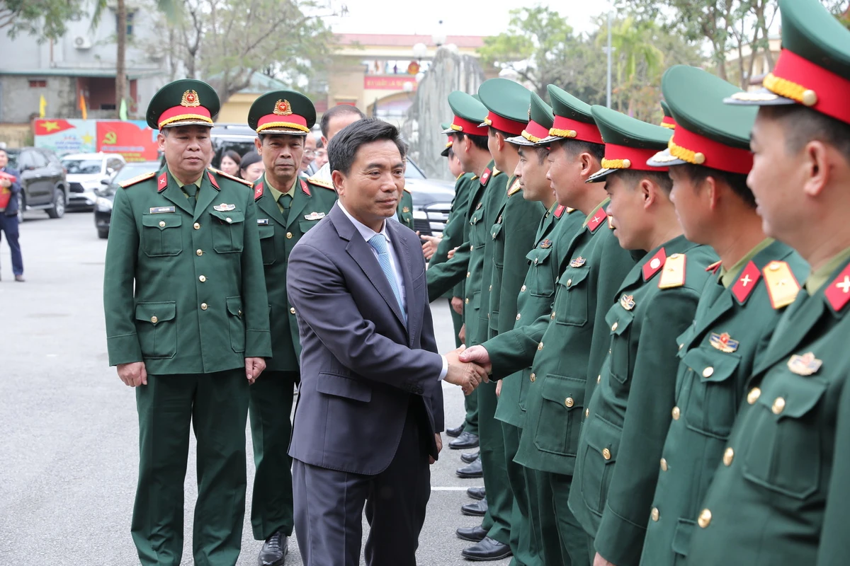 Bí thư Tỉnh ủy Nguyễn Doãn Anh thăm, tặng quà gia đình chính sách; kiểm tra công tác bảo đảm an ninh trật tự dịp Tết Nguyên đán