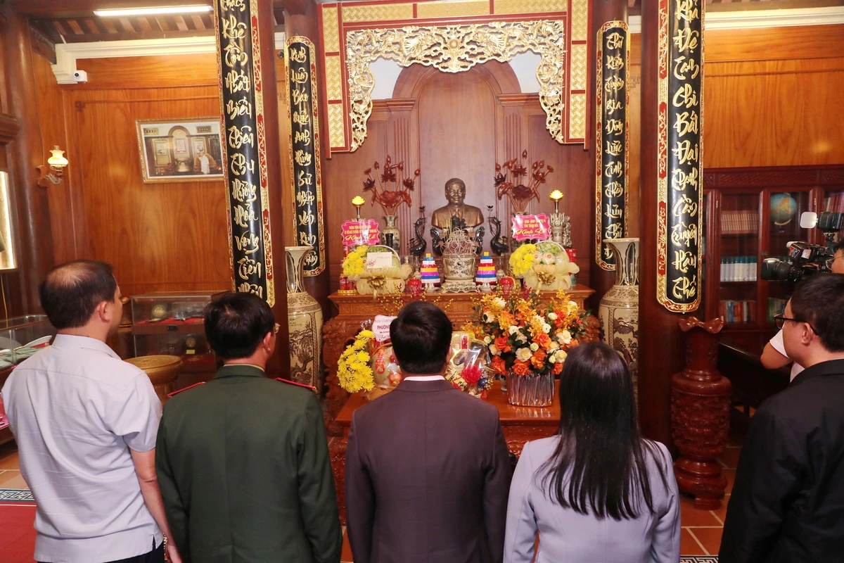 Bí thư Tỉnh ủy Nguyễn Doãn Anh dâng hương tưởng nhớ cố Tổng Bí thư Lê Khả Phiêu