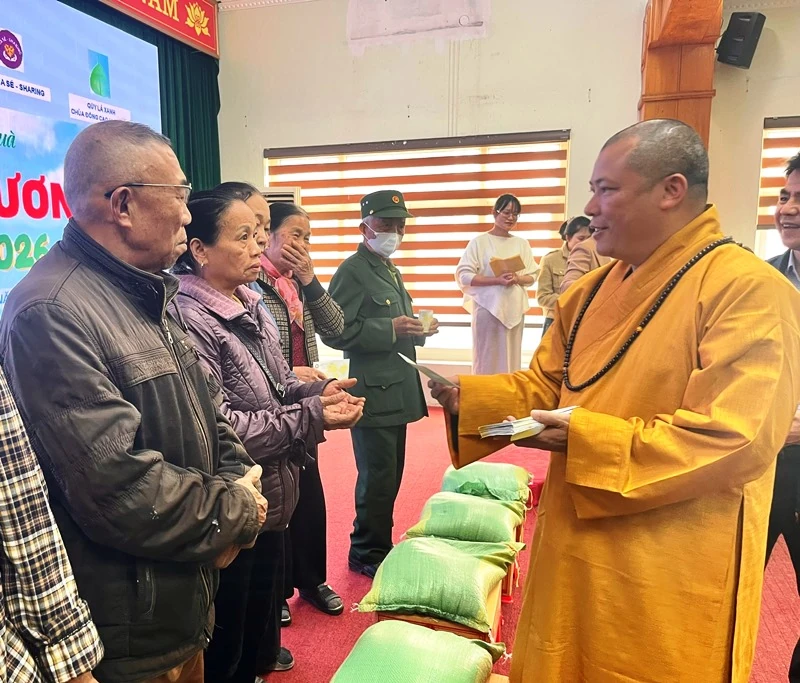 Trao 500 suất quà Tết cho hộ nghèo tại 6 phường, xã trên địa bàn tỉnh