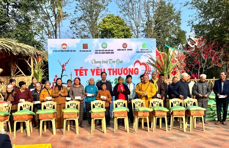 Trao 500 suất quà Tết cho hộ nghèo tại 6 phường, xã trên địa bàn tỉnh