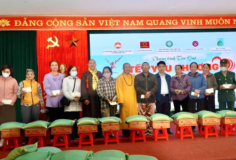 Trao 500 suất quà Tết cho hộ nghèo tại 6 phường, xã trên địa bàn tỉnh