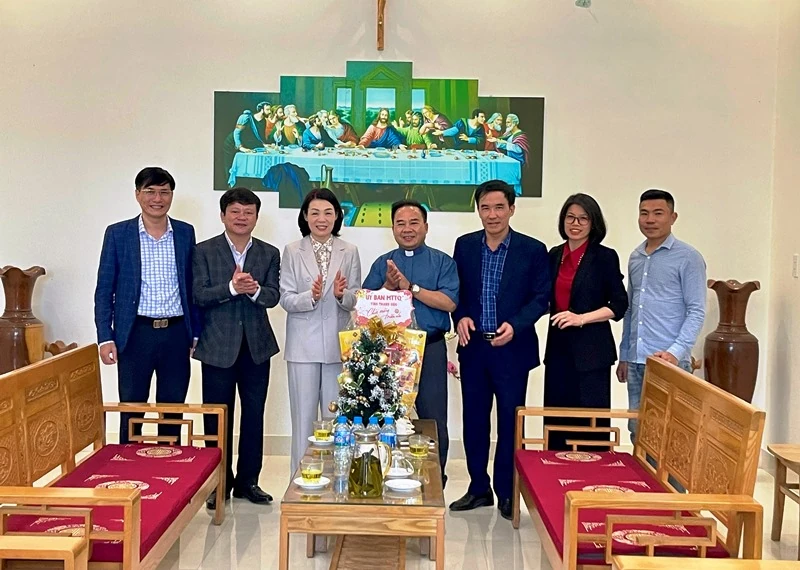 Phó Chủ tịch Thường trực Ủy ban MTTQ tỉnh dâng hương tại Khu Di tích lịch sử cách mạng Yên Trường và thăm, chúc Tết tại các xã Thọ Lập, Sao Vàng