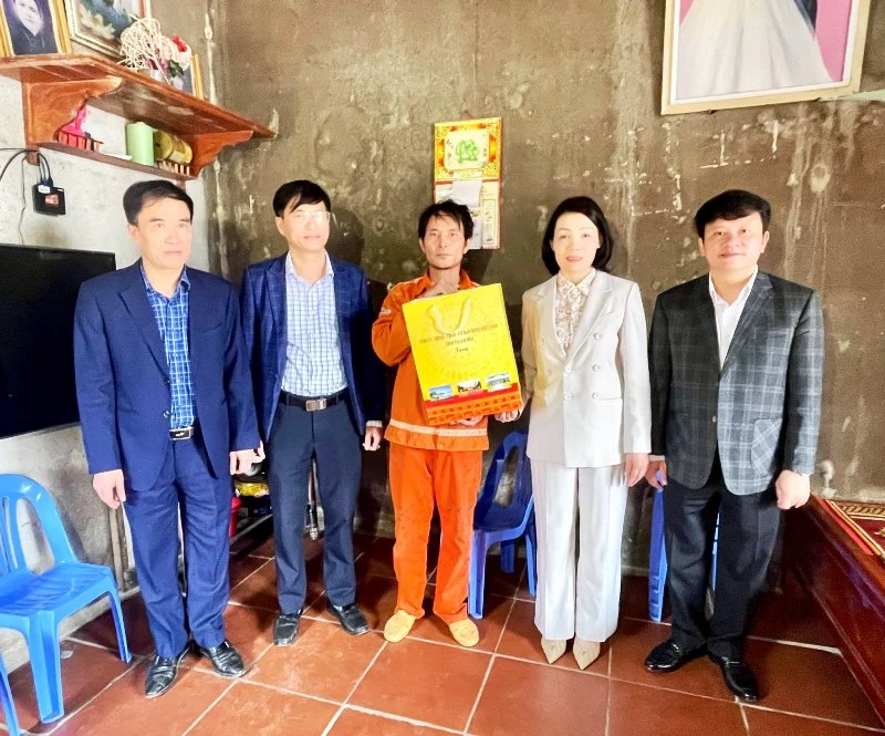 Phó Chủ tịch Thường trực Ủy ban MTTQ tỉnh dâng hương tại Khu Di tích lịch sử cách mạng Yên Trường và thăm, chúc Tết tại các xã Thọ Lập, Sao Vàng