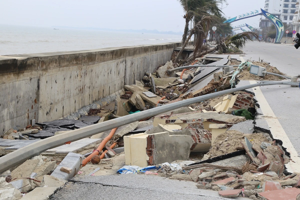 Phó Chủ tịch Thường trực UBND tỉnh Mai Xuân Liêm kiểm tra các điểm sạt lở công trình kè bờ biển xã Hoằng Thanh, Hoằng Tiến