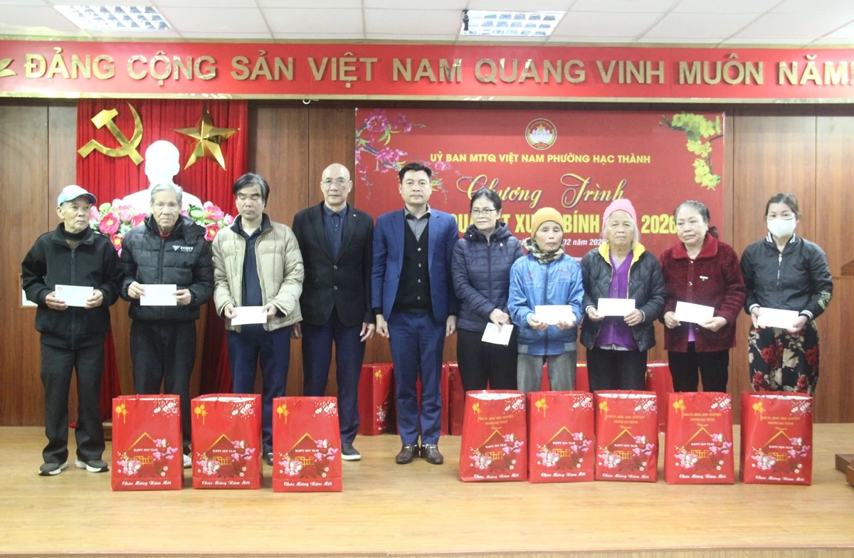 Phường Hạc Thành trao 862 suất quà Tết cho gia đình chính sách, hộ khó khăn