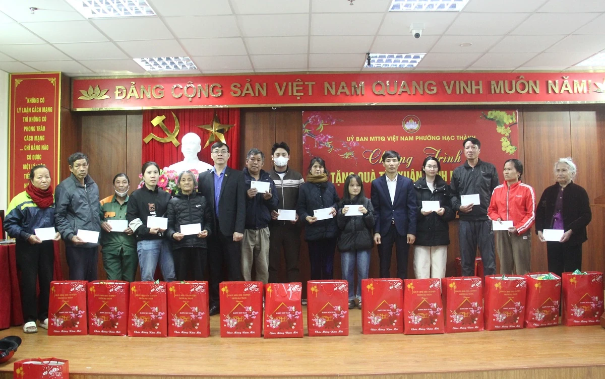 Phường Hạc Thành trao 862 suất quà Tết cho gia đình chính sách, hộ khó khăn