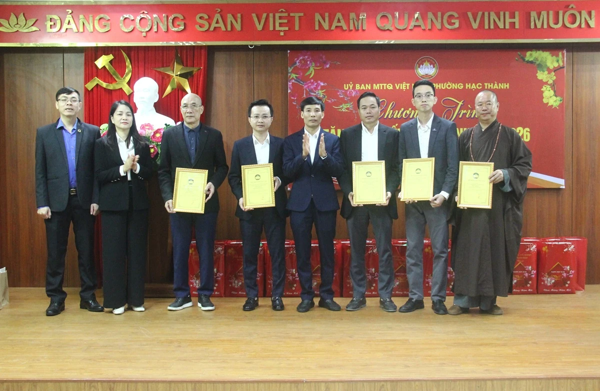 Phường Hạc Thành trao 862 suất quà Tết cho gia đình chính sách, hộ khó khăn