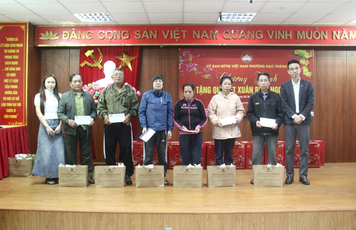 Phường Hạc Thành trao 862 suất quà Tết cho gia đình chính sách, hộ khó khăn