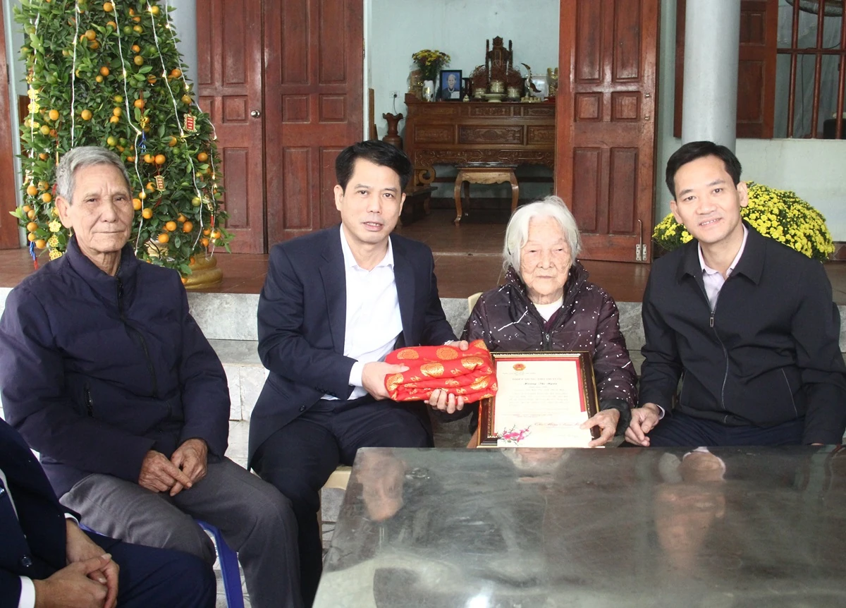 Trưởng Ban Tuyên giáo và Dân vận Tỉnh ủy Đào Xuân Yên thăm, kiểm tra sản xuất, đời sống Nhân dân xã Kim Tân và Cẩm Thủy