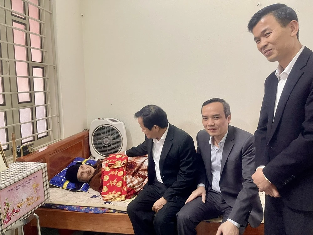 Phó Chủ tịch HĐND tỉnh Nguyễn Quang Hải thăm, chúc Tết các mẹ liệt sĩ và một số đơn vị