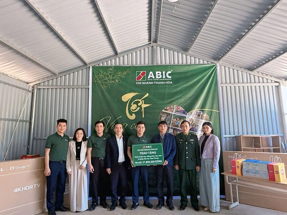 ABIC Thanh Hóa tặng thiết bị học tập tại Trường Tiểu học Tam Chung