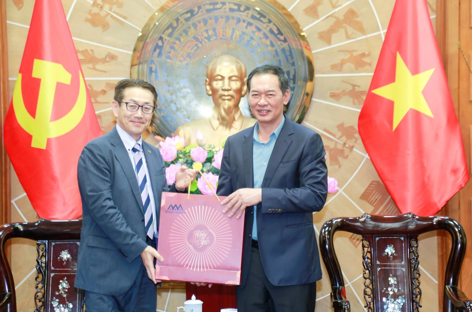 Phó Bí thư Tỉnh ủy, Chủ tịch Ủy ban MTTQ tỉnh Trịnh Tuấn Sinh tiếp và làm việc với Công ty Xi măng Nghi Sơn