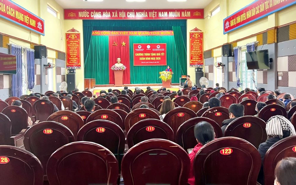 Trao quà Tết cho người khuyết tật, trẻ mồ côi và người nghèo tại xã Xuân Du, Hợp Tiến