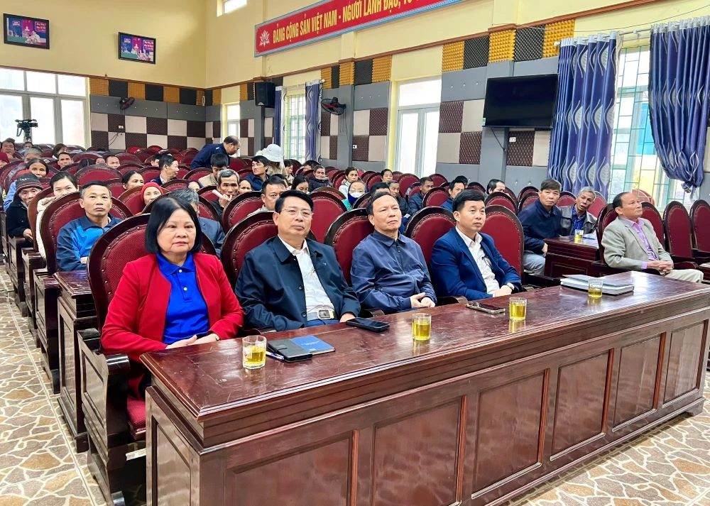 Trao quà Tết cho người khuyết tật, trẻ mồ côi và người nghèo tại xã Xuân Du, Hợp Tiến