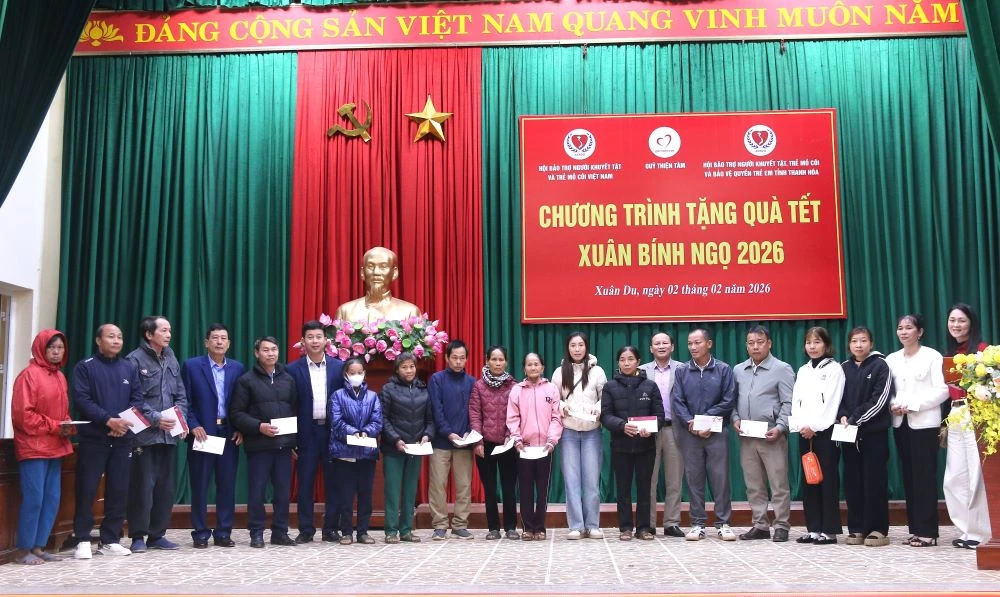 Trao quà Tết cho người khuyết tật, trẻ mồ côi và người nghèo tại xã Xuân Du, Hợp Tiến