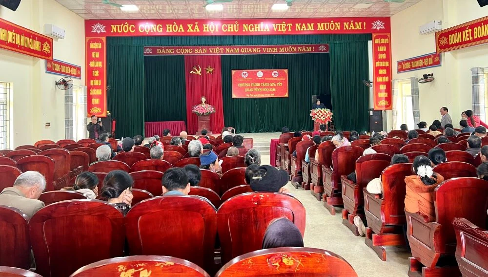 Trao quà Tết cho người khuyết tật, trẻ mồ côi và người nghèo tại xã Xuân Du, Hợp Tiến