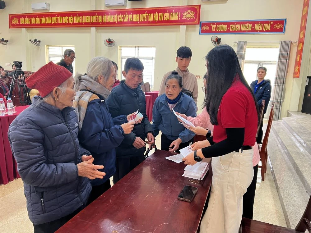 Trao quà Tết cho người khuyết tật, trẻ mồ côi và người nghèo tại xã Xuân Du, Hợp Tiến