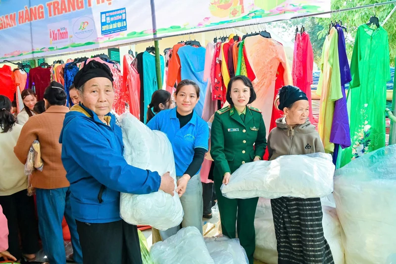 Chăm lo tết cho đồng bào vùng biên