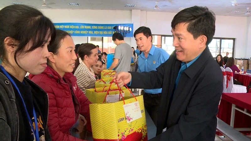 Đoàn viên công đoàn Công ty Giầy Kim Việt vui “Tết sum vầy - Xuân ơn Đảng”