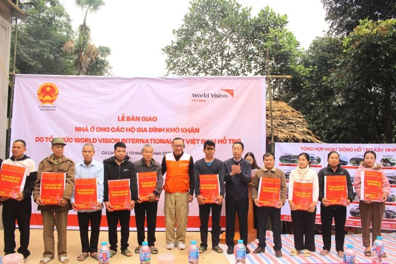 Bàn giao nhà ở do Tổ chức Tầm nhìn Thế giới tại Việt Nam hỗ trợ các hộ gia đình khó khăn