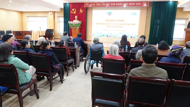 Trao quà Tết cho người cao tuổi có hoàn cảnh khó khăn