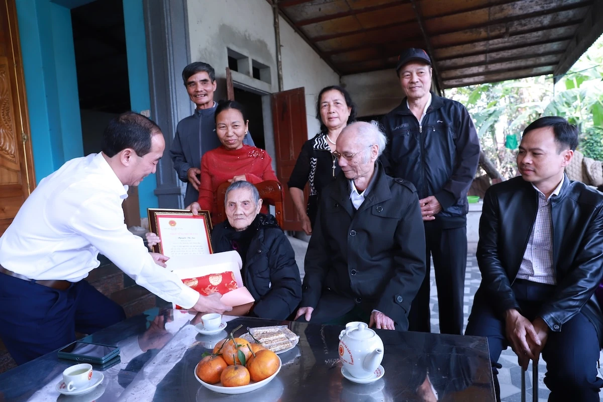 Phó Chủ tịch Thường trực HĐND tỉnh Lê Tiến Lam kiểm tra sản xuất, đời sống Nhân dân xã Vĩnh Lộc và Yên Định