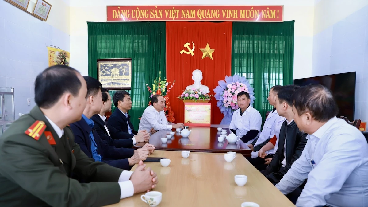 Phó Chủ tịch Thường trực HĐND tỉnh Lê Tiến Lam kiểm tra sản xuất, đời sống Nhân dân xã Vĩnh Lộc và Yên Định