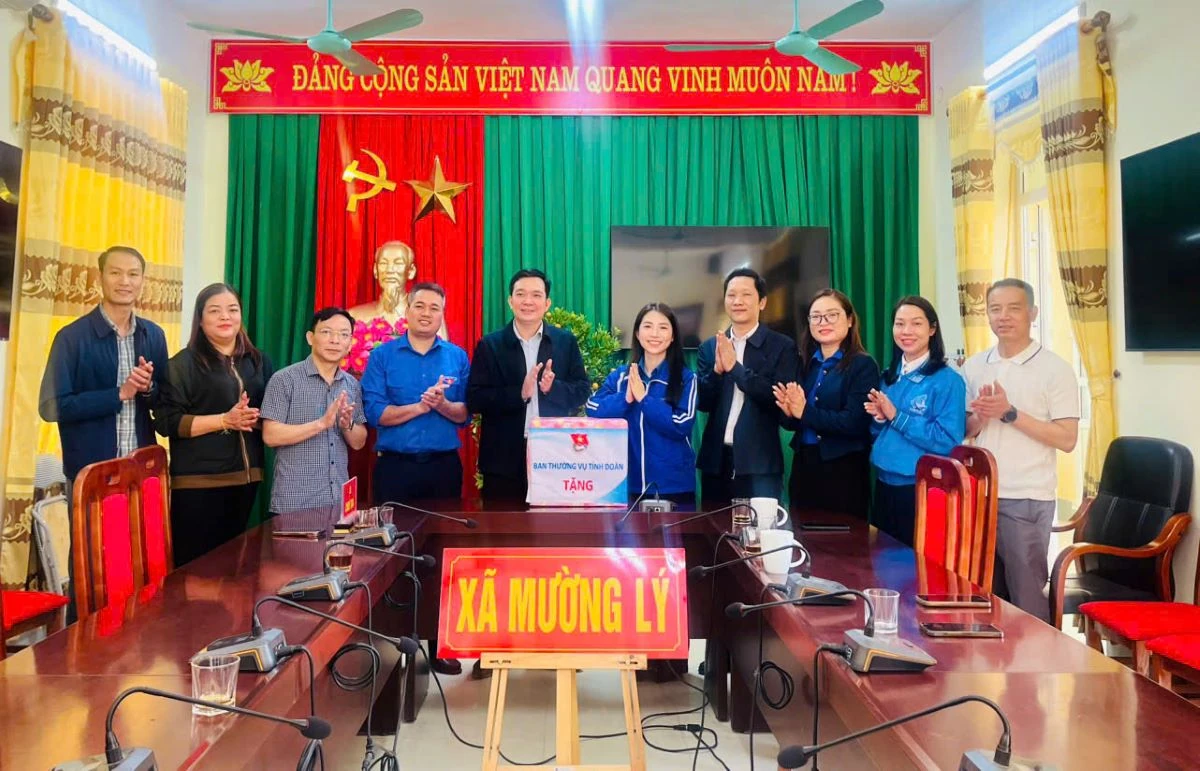 Bí thư Tỉnh đoàn thăm, tặng quà cho các em thiếu nhi tại trường Tiểu học Mường Lý