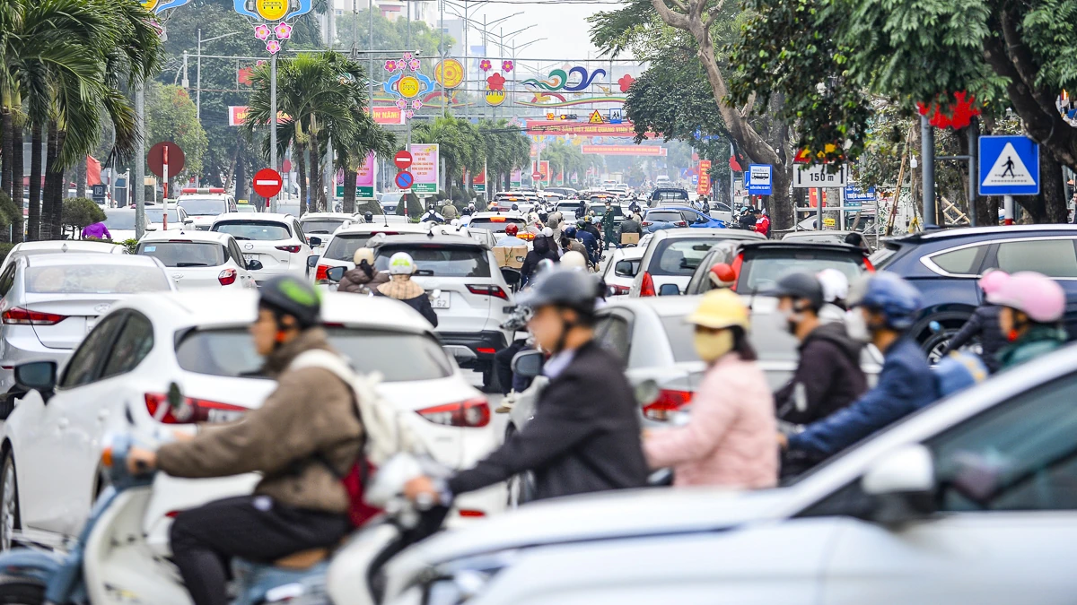 Cận Tết Nguyên đán, giao thông trung tâm Thanh Hóa “nóng” giờ cao điểm