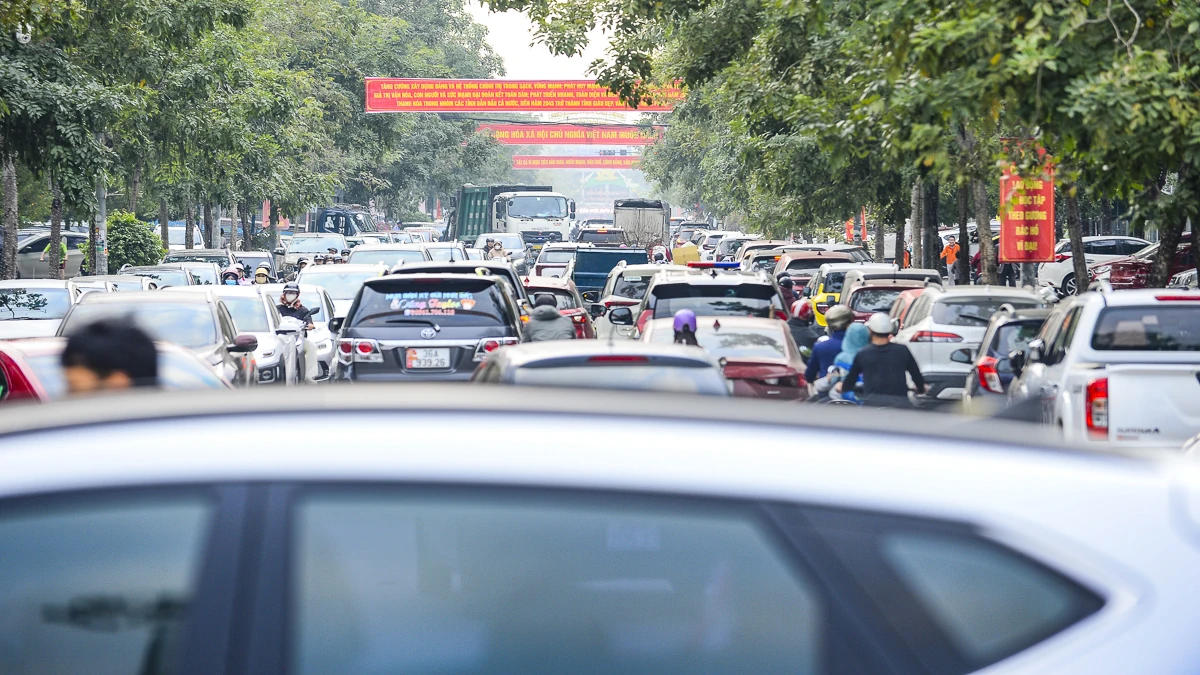 Cận Tết Nguyên đán, giao thông trung tâm Thanh Hóa “nóng” giờ cao điểm