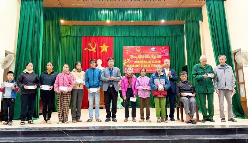 Hiệp hội Doanh nghiệp tỉnh trao nhiều phần quà Tết đến người dân khó khăn