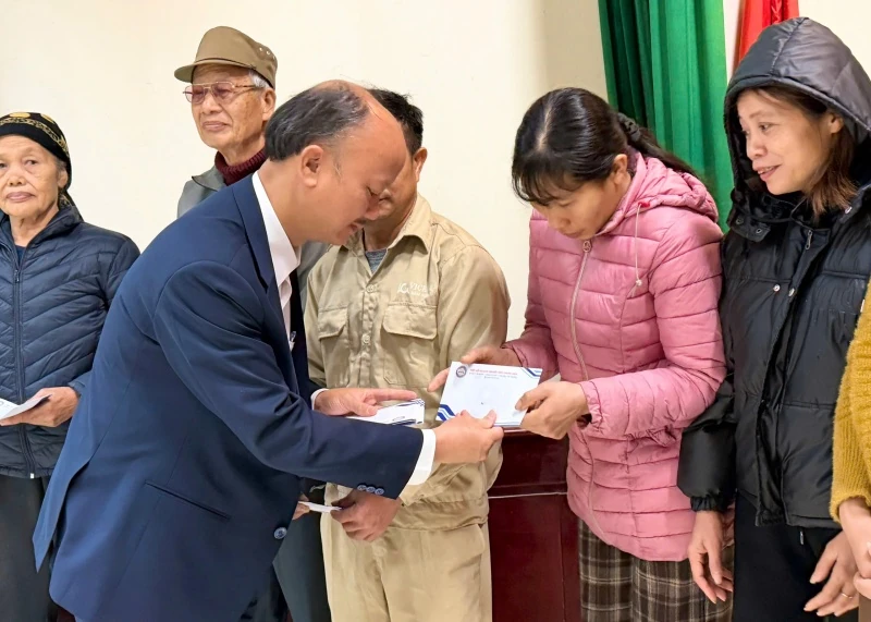 Hiệp hội Doanh nghiệp tỉnh trao nhiều phần quà Tết đến người dân khó khăn