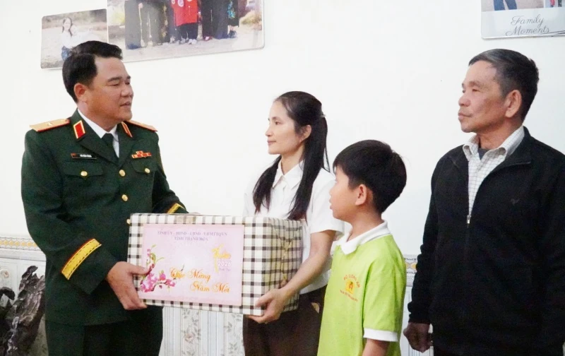 Chỉ huy trưởng Bộ CHQS tỉnh thăm, chúc Tết các xã và đơn vị lực lượng vũ trang vùng biên Mường Lát