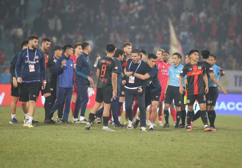 Ninh Bình FC để lại hình ảnh phản cảm sau thất bại trước CAHN; Man City hụt hơi, Man Utd kịch tính vào top 4
