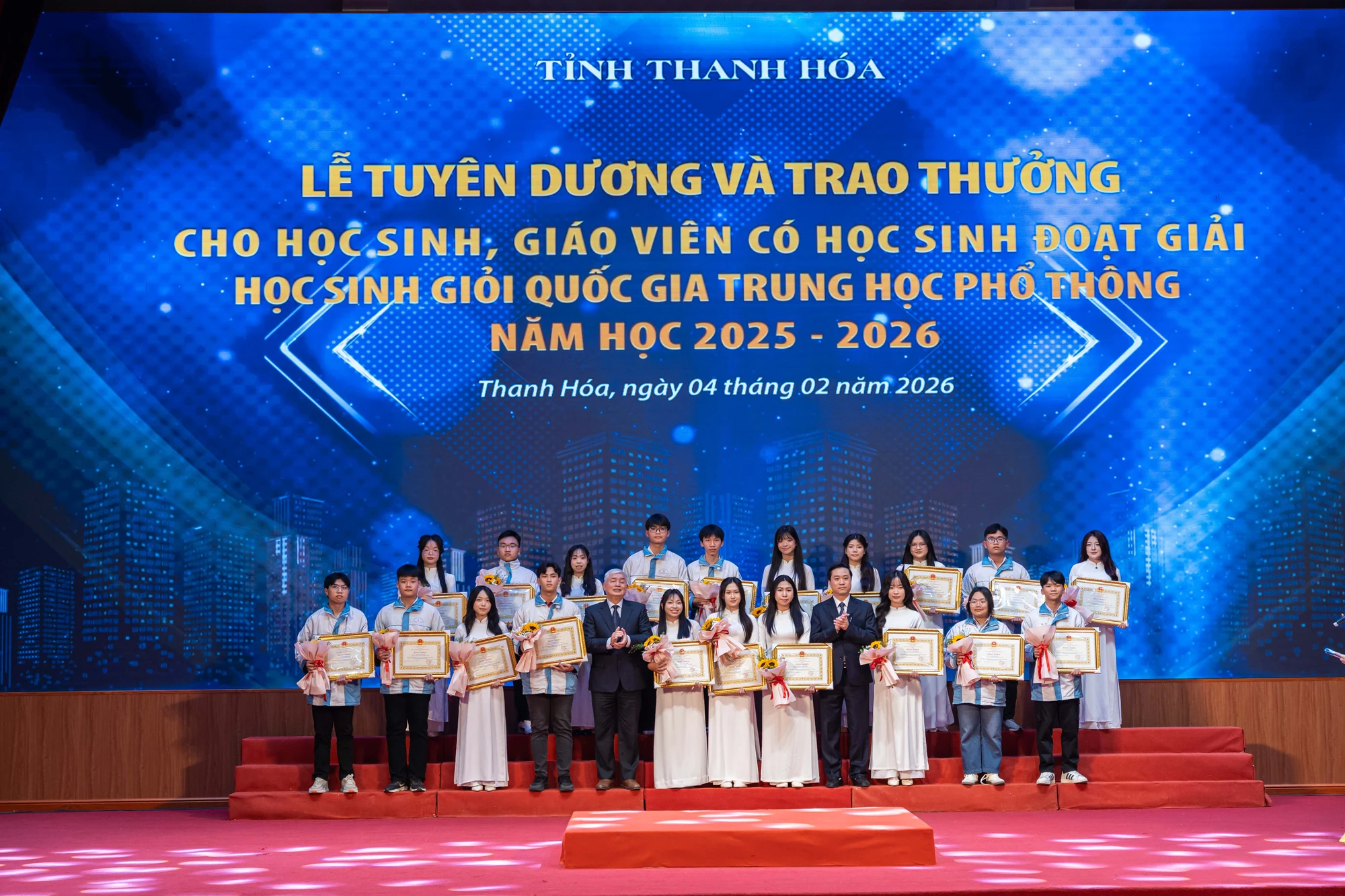 Tuyên dương, trao thưởng cho học sinh, giáo viên có học sinh đoạt giải học sinh giỏi Quốc gia THPT năm học 2025-2026