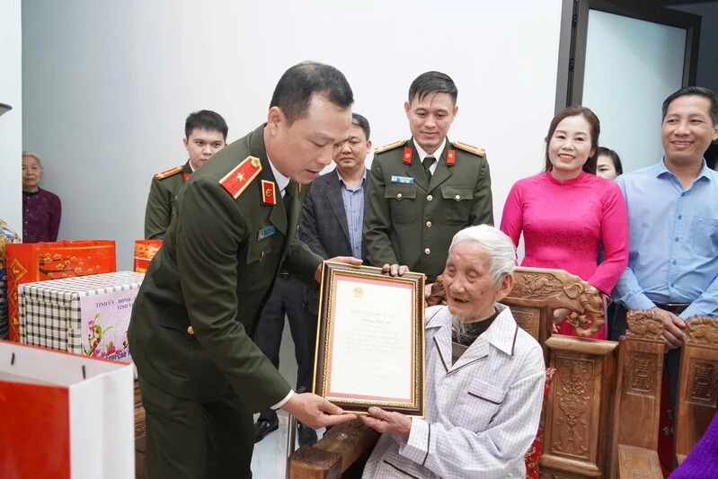 Giám đốc Công an tỉnh Tô Anh Dũng thăm, tặng quà Tết tại xã Ngọc Lặc