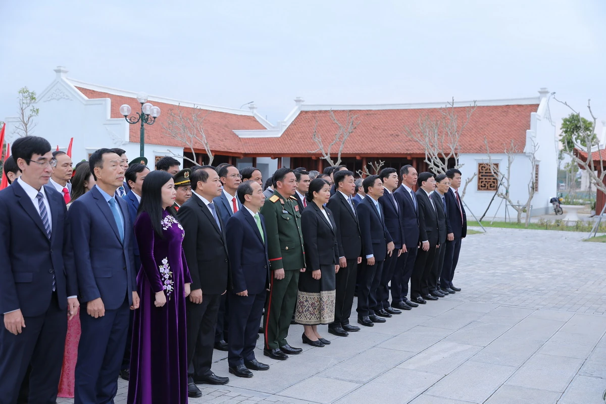 Đoàn đại biểu cấp cao hai tỉnh Thanh Hóa - Hủa Phăn dâng hương Anh hùng dân tộc Lê Lợi, Chủ tịch Hồ Chí Minh và các Anh hùng liệt sĩ