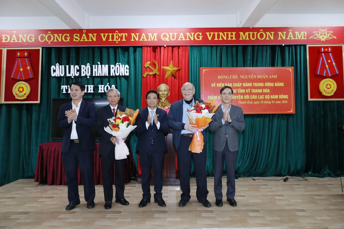 Bí thư Tỉnh ủy Nguyễn Doãn Anh nói chuyện, chúc Tết hội viên Câu lạc bộ Hàm Rồng