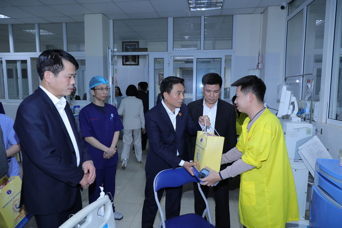 Bí thư Tỉnh ủy Nguyễn Doãn Anh kiểm tra công tác chăm sóc người bệnh dịp Tết Nguyên đán Bính Ngọ