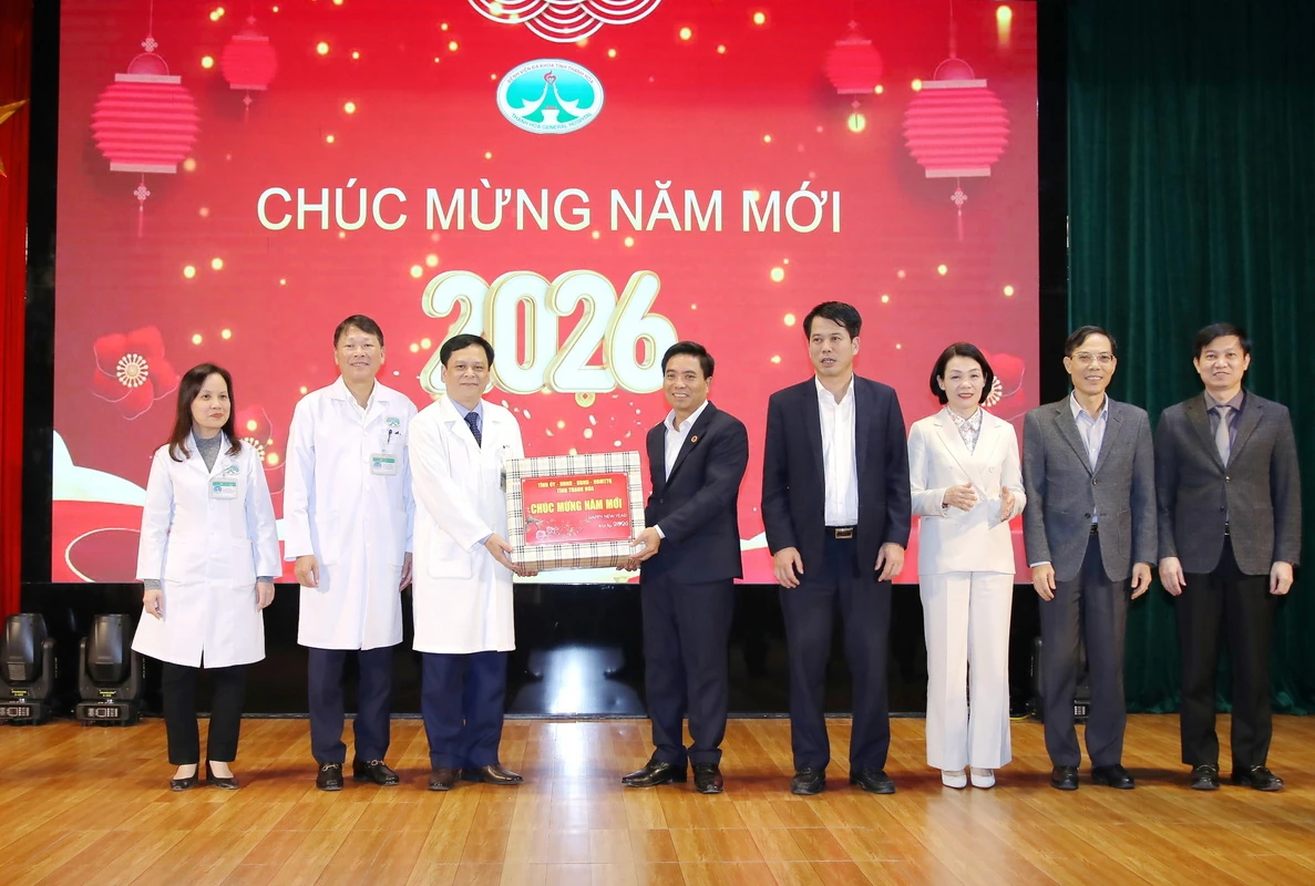 Bí thư Tỉnh ủy Nguyễn Doãn Anh kiểm tra công tác chăm sóc người bệnh dịp Tết Nguyên đán Bính Ngọ