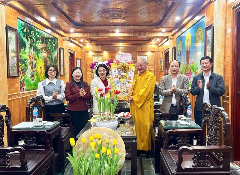 Phó Chủ tịch Thường trực Ủy ban MTTQ tỉnh Đỗ Thị Toán thăm, chúc Tết các cơ sở tôn giáo