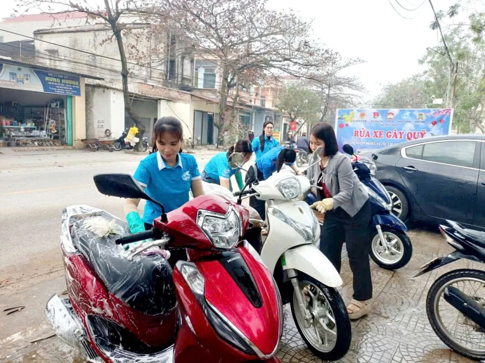 Gần 6 tỷ đồng tặng quà, mô hình sinh kế cho hội viên, phụ nữ